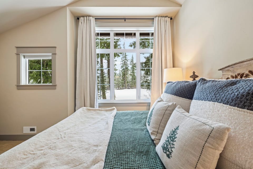 Bedroom 2 Upper Floor Master King Size Bed with En Suite Bathroom
