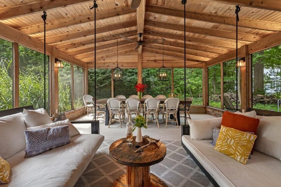 Gorgeous Screened In Porch!