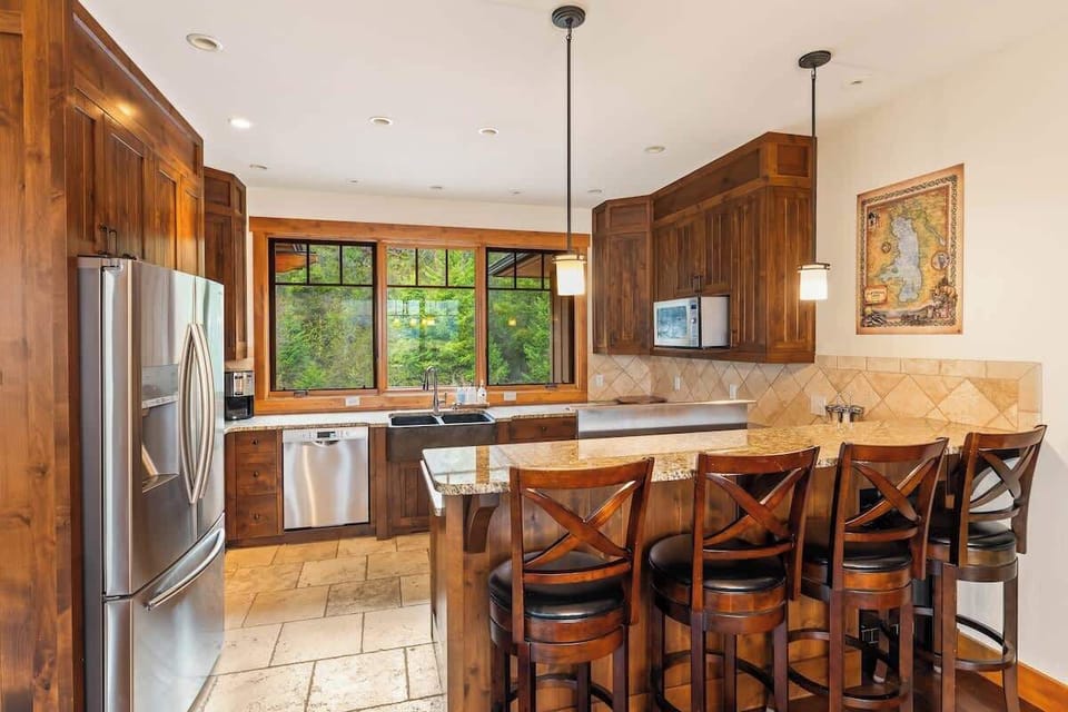 Cook, sip, repeat – this countertop is made for conversations as warm as the oven glow.