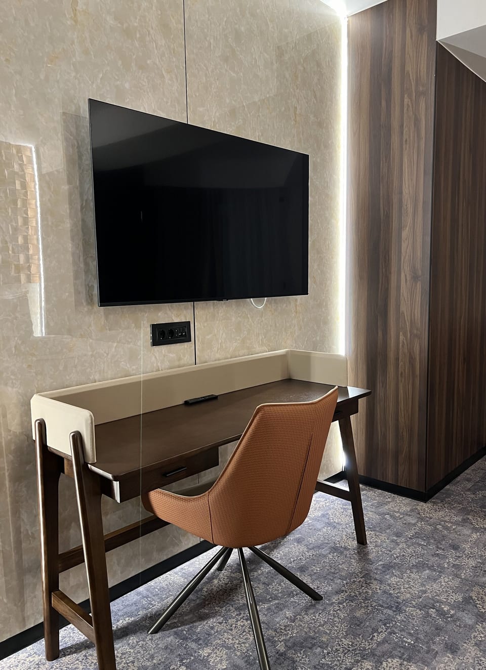 Minibar, in-room safe, desk, laptop workspace