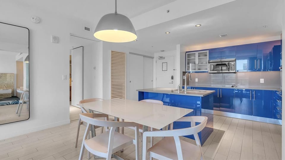 Luxury Apartment, Balcony, Lake View | In-room dining