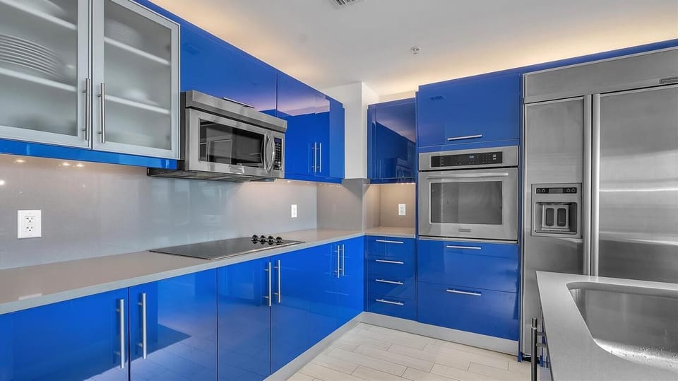 Luxury Apartment, Balcony, Lake View | Private kitchen | Coffee/tea maker, dining tables