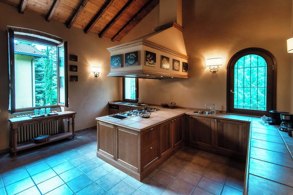 Full-size fridge, microwave, oven, stovetop
