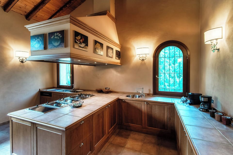 Full-size fridge, microwave, oven, stovetop