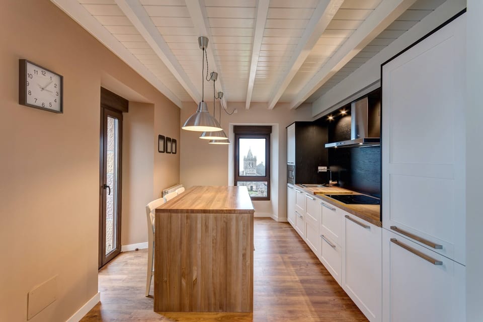 Full-size fridge, microwave, oven, stovetop
