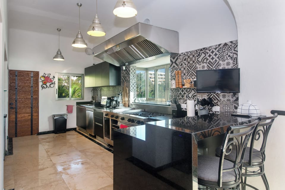 Full equipped kitchen with island