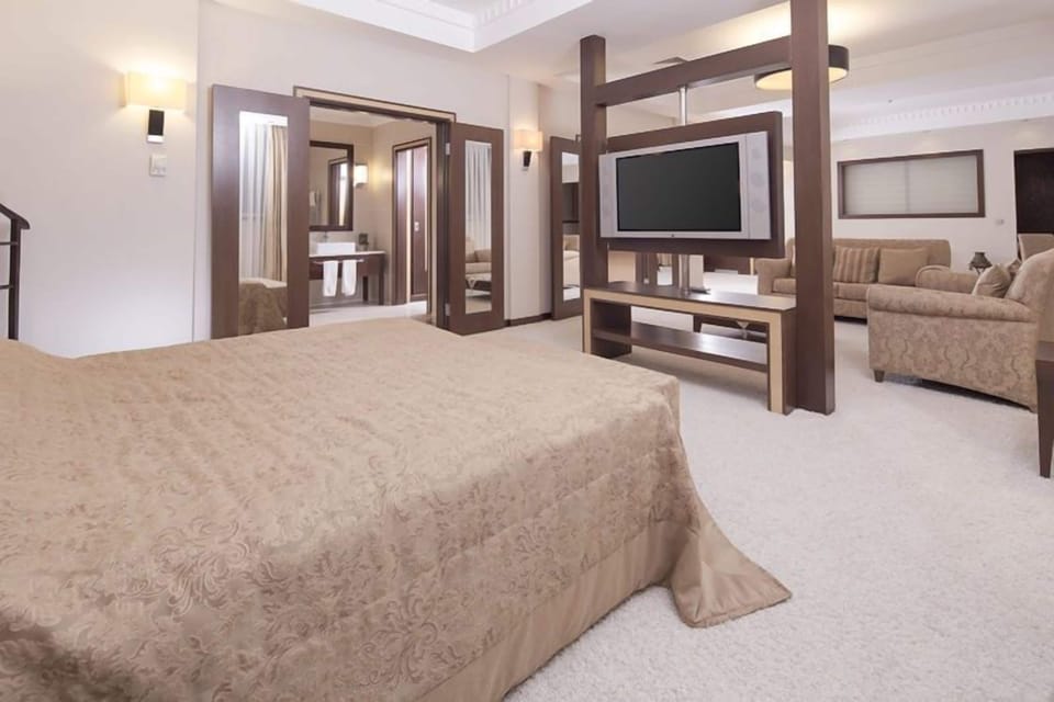 President Suite | In-room safe, blackout drapes, soundproofing, free WiFi