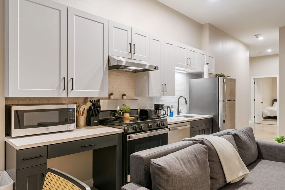 The kitchen’s open layout allows you to move freely as you prepare meals, with everything you need at your fingertips.