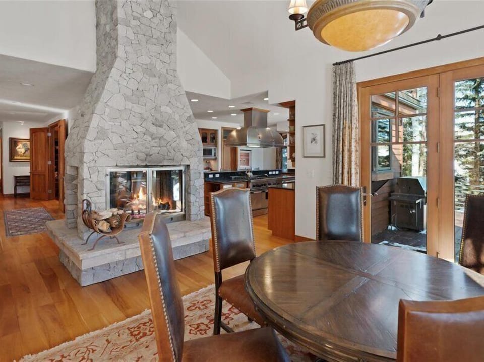 House | Living area | Flat-screen TV, fireplace