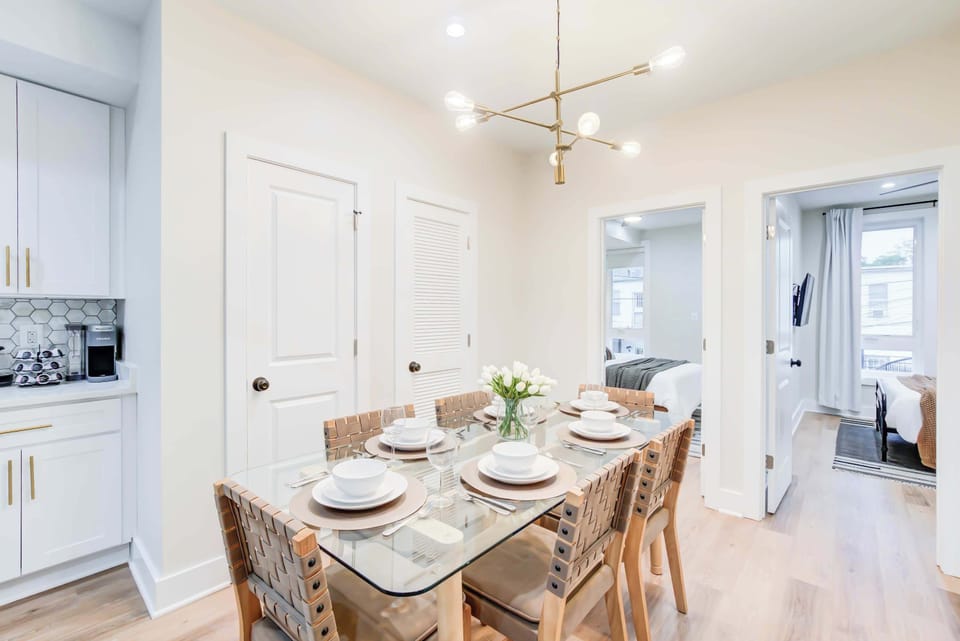 Perfect for hosting dinners or enjoying takeout from DC’s best eateries.