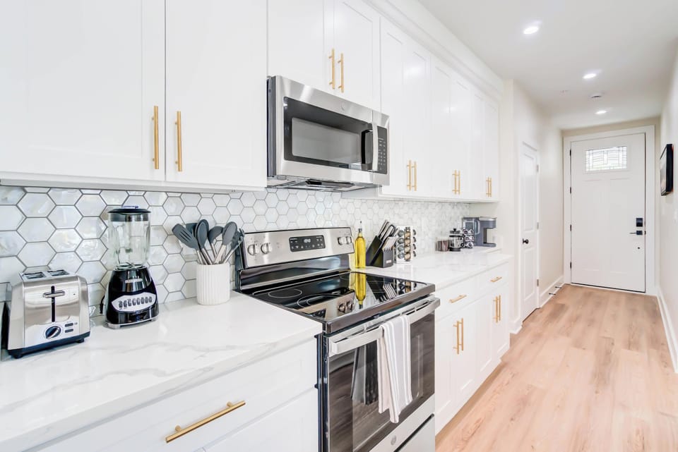 From morning coffee to evening meals, this spacious kitchen is perfect for any culinary adventure.