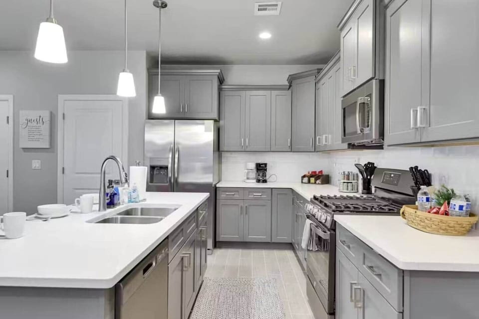 This well equipped kitchen should provide all the things you will need to prepare all your meals