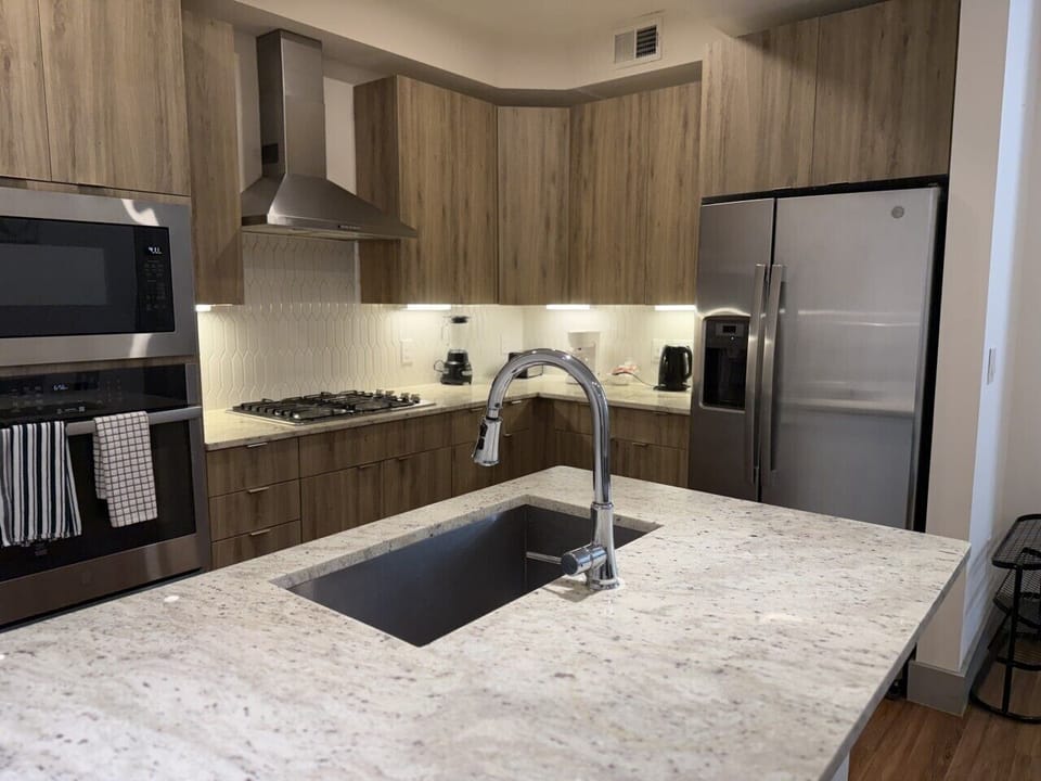 246 Kitchen : Fridge