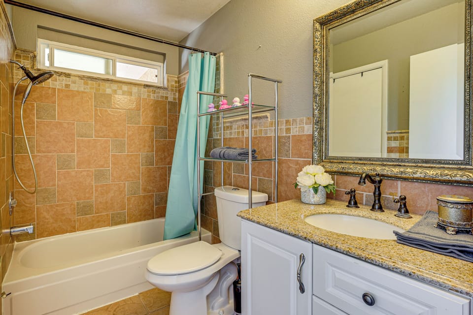 Full Bathroom | Towels Provided | 2nd Floor