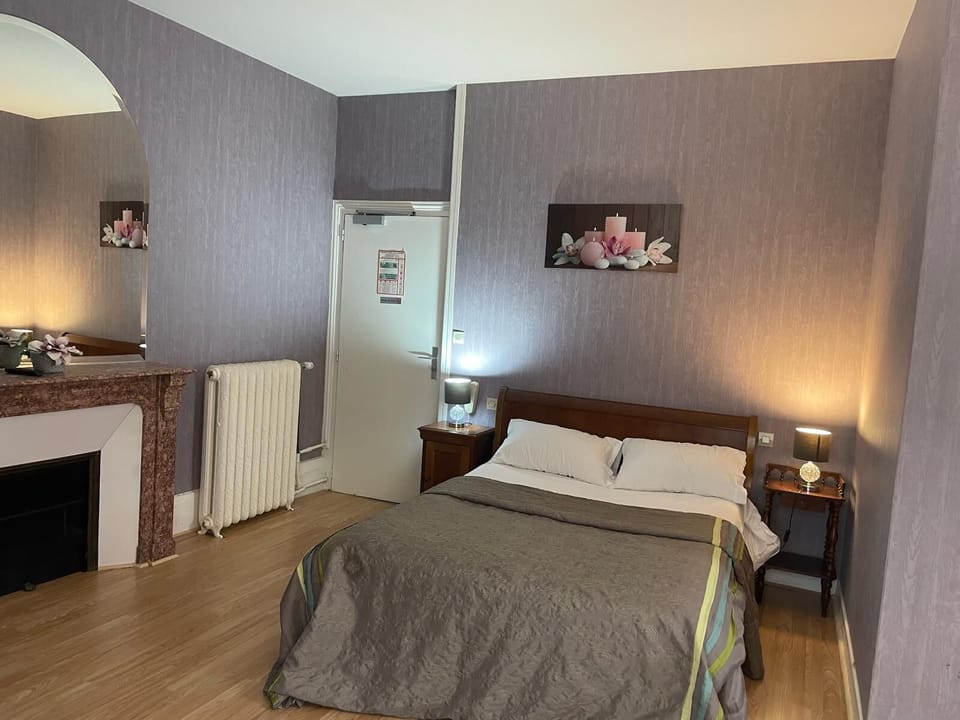 Desk, laptop workspace, soundproofing, free WiFi