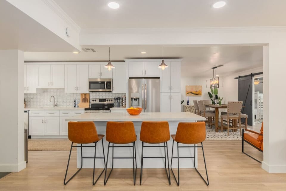 Well-equipped kitchen, fully stocked for the chef in your group.
