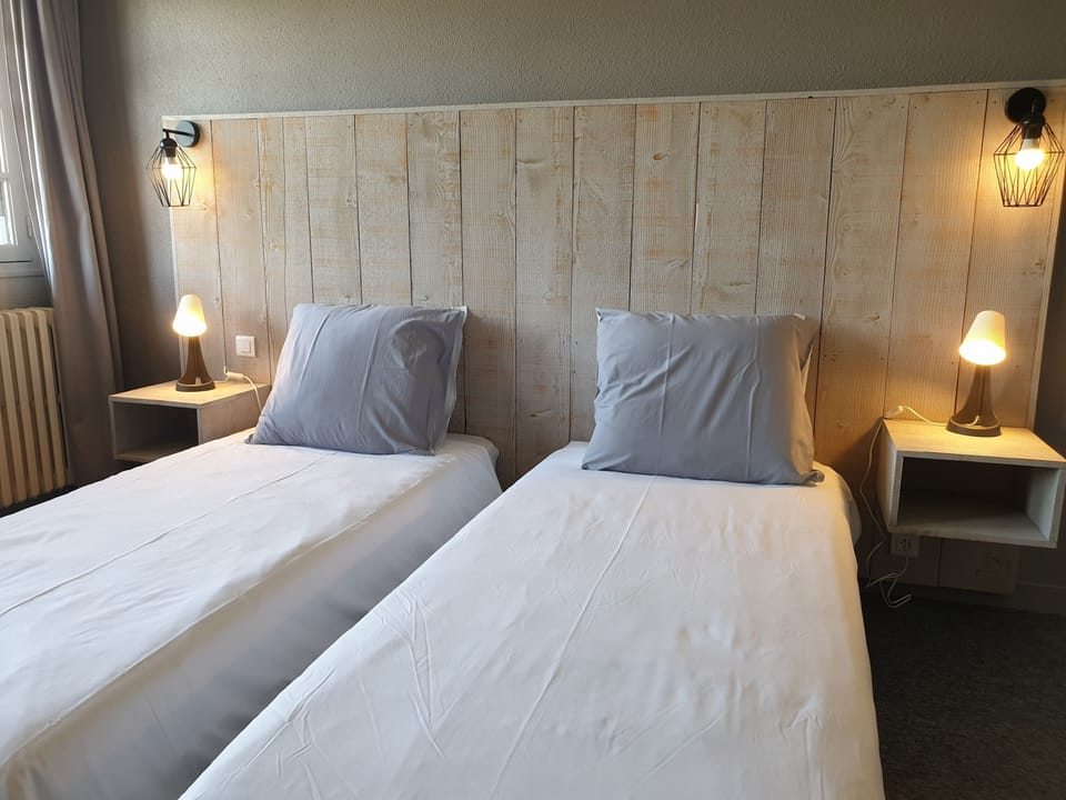 Standard Twin Room | Desk, laptop workspace, free WiFi, bed sheets