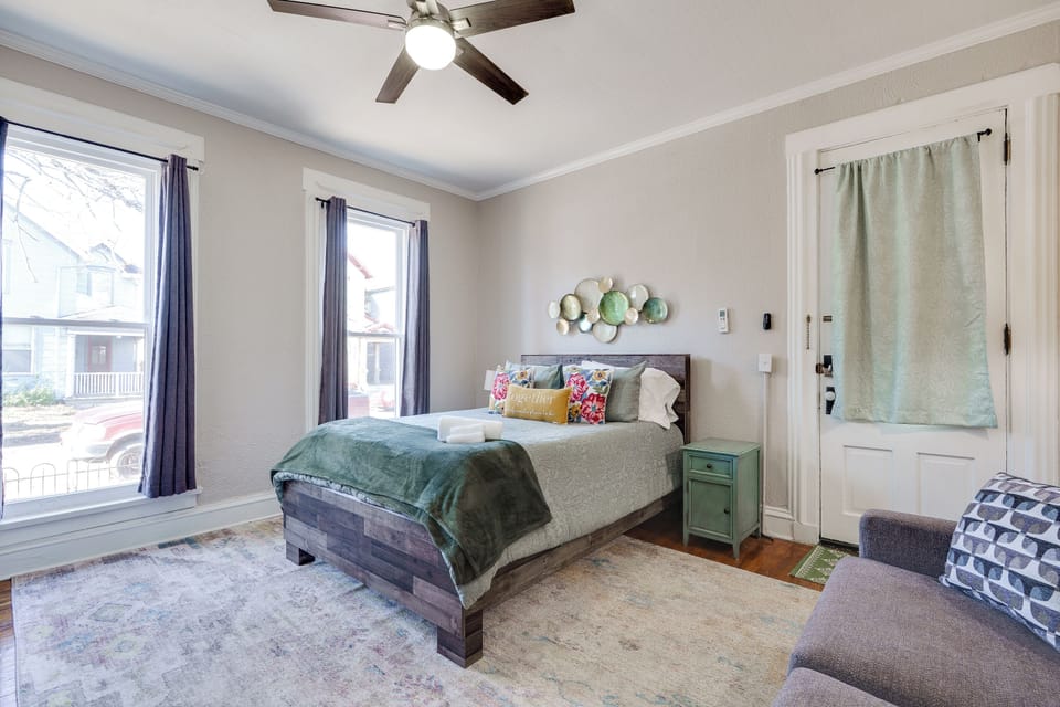 Cozy Retreat with Comfy Queen Bed & Ample Clothes Storage