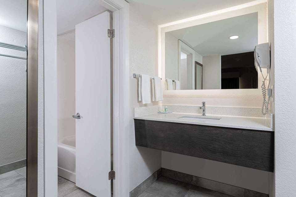 Combined shower/tub, hair dryer, towels