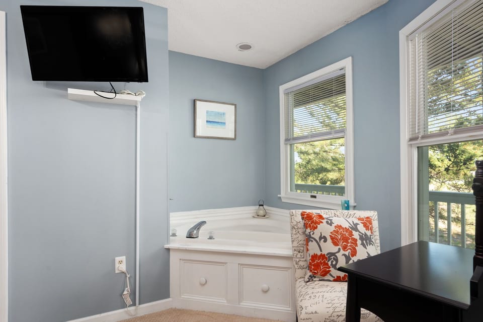 CW03: Starfish Serenade | ML Bedroom 4 - King, Shared Bath, Jacuzzi Tub