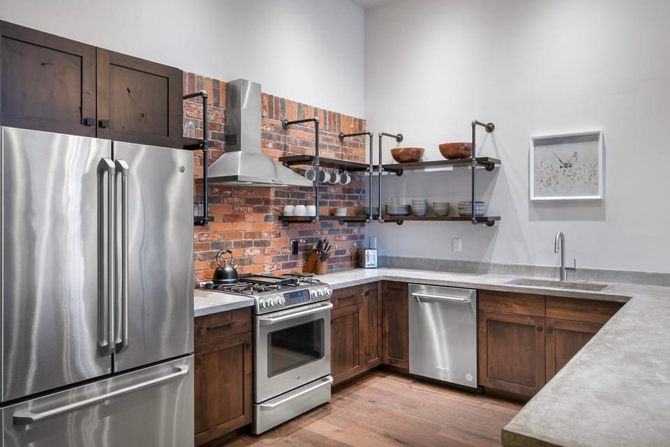 Stainless Steel Appliances | Main Level