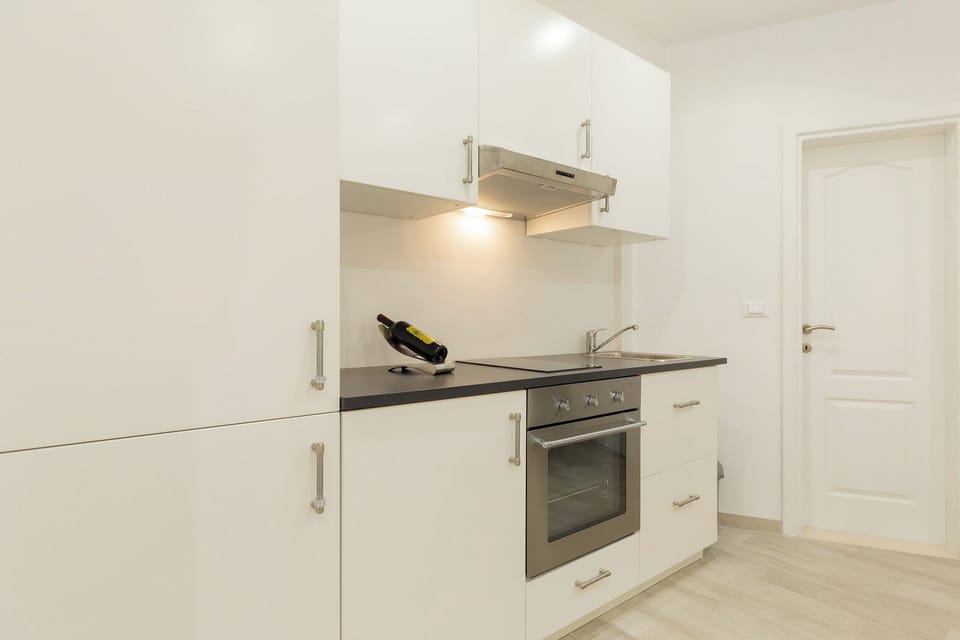Fridge, oven, stovetop, cookware/dishes/utensils