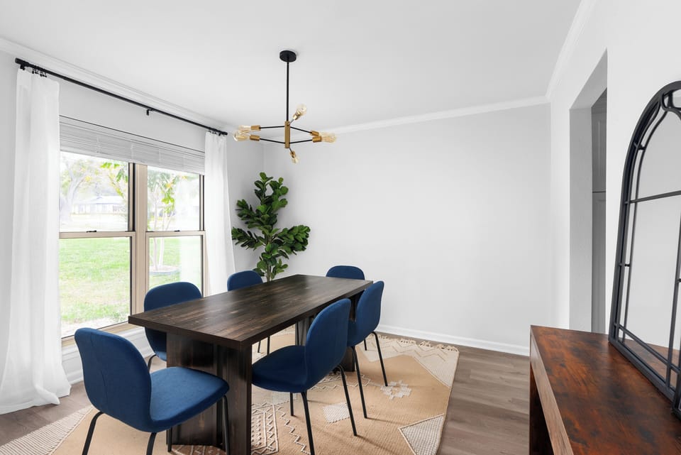 Seating for 6 dining space. 