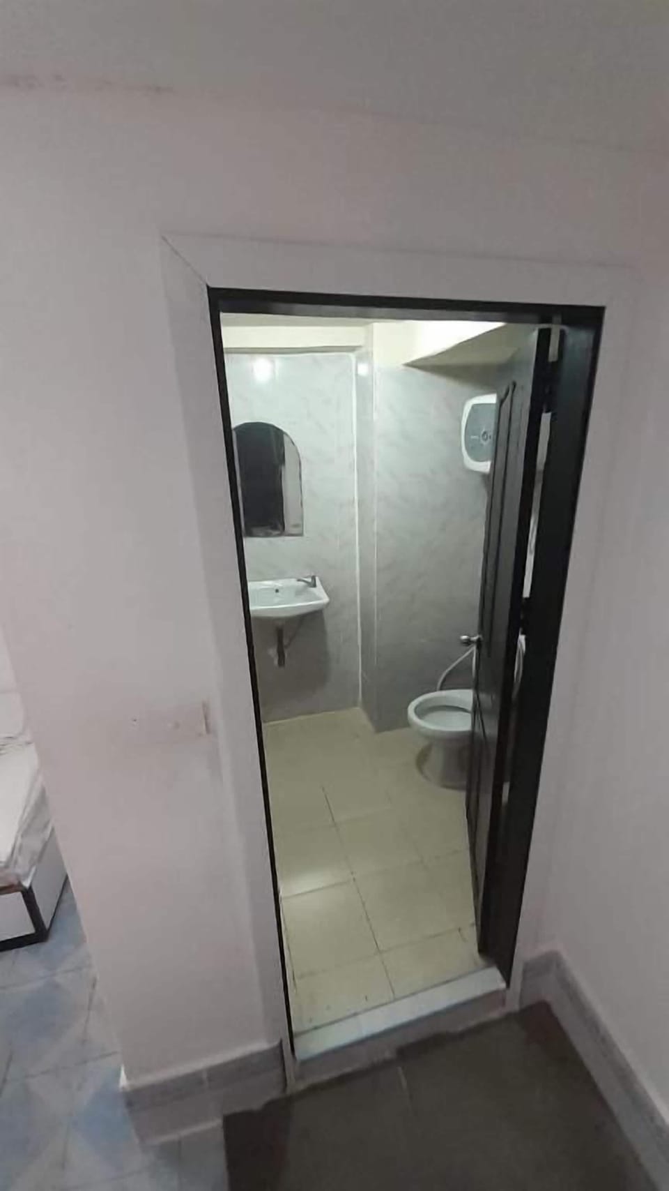 Basic Twin Room | Bathroom | Towels, soap, shampoo, toilet paper