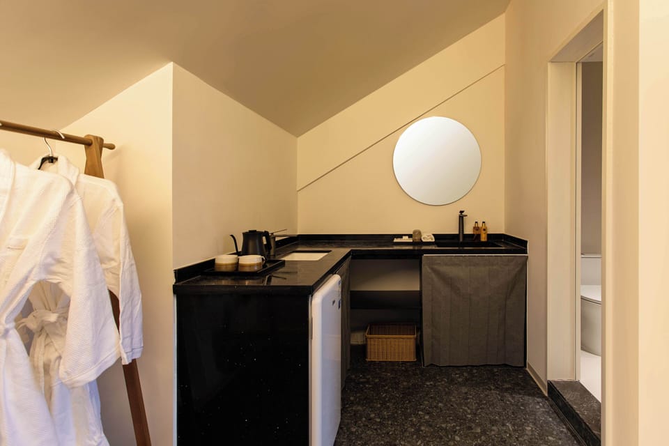 Classic Double Room, Private Bathroom, Ocean View | Soundproofing, free wired internet
