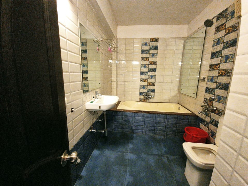 Presidential Suite | Bathroom | Free toiletries, towels, soap, shampoo
