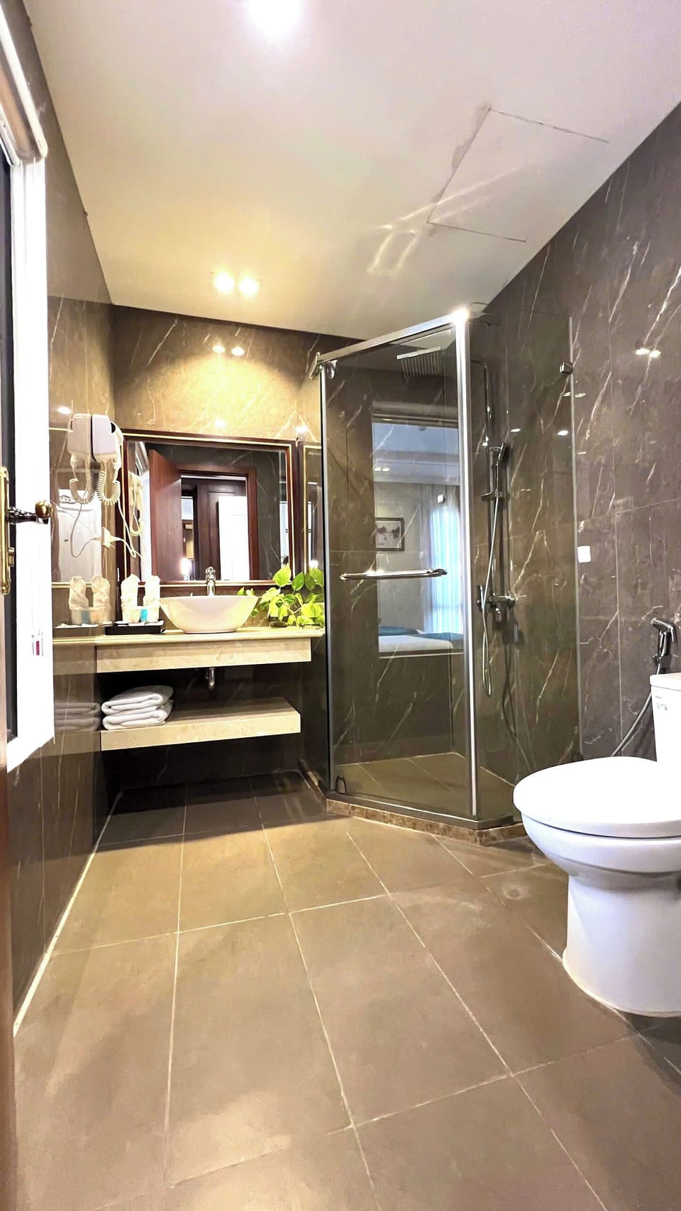 Superior Twin Room, City View | Bathroom | Free toiletries, hair dryer, slippers, towels