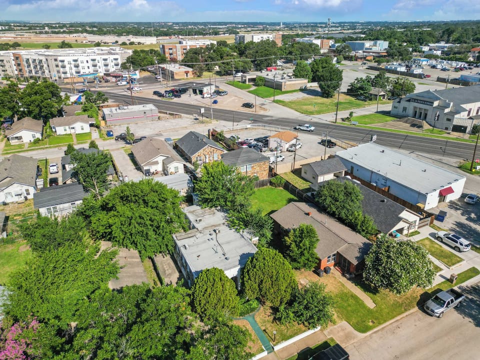 Vibrant & Well-Connected Neighborhood!