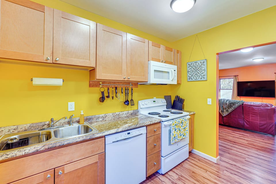 Kitchen | Keurig Coffee Maker | Dishware & Flatware