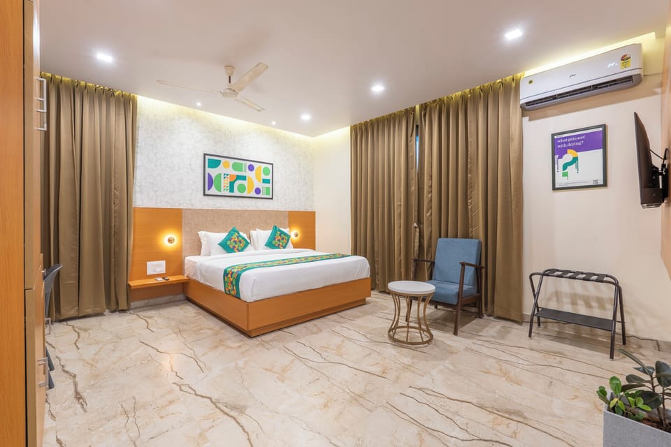 Deluxe Room | Individually furnished, desk, blackout drapes, iron/ironing board