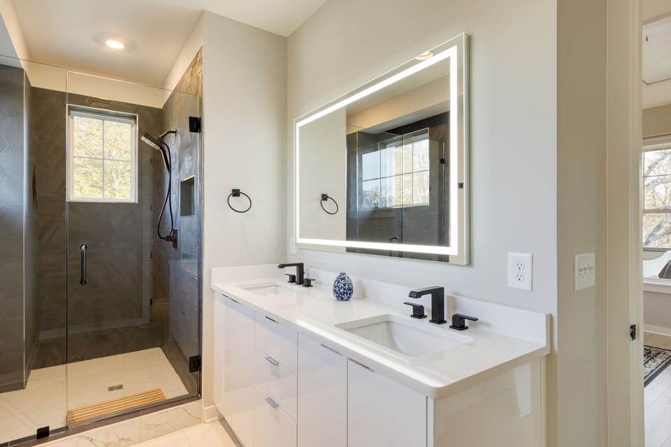 Primary bedroom's ensuite.