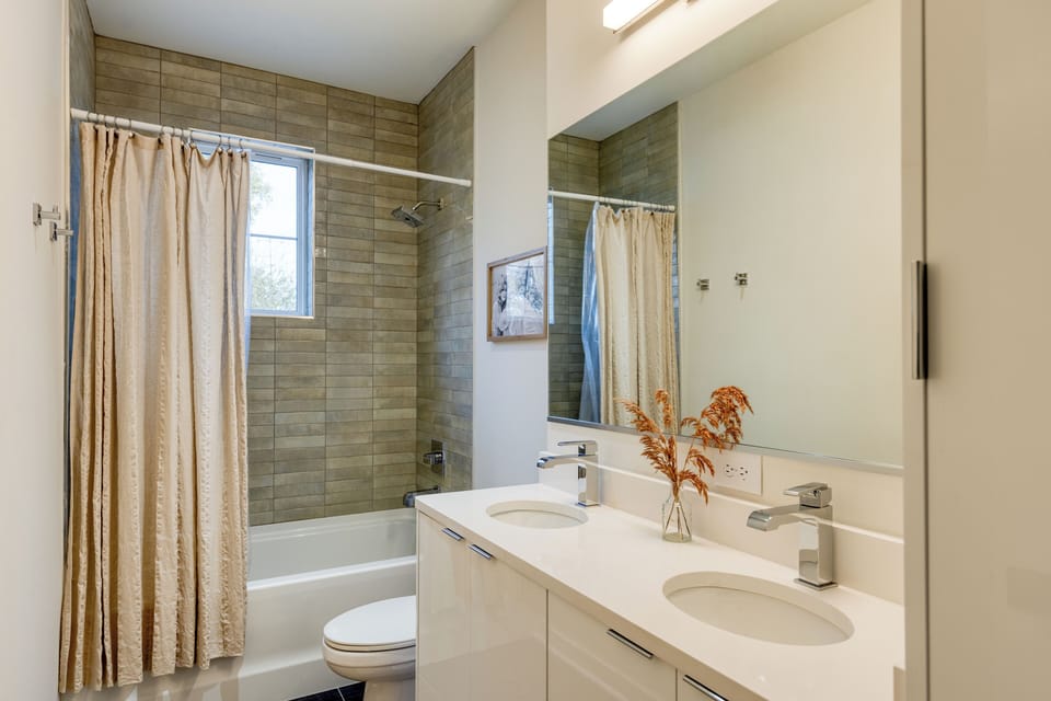 Bathroom 2.