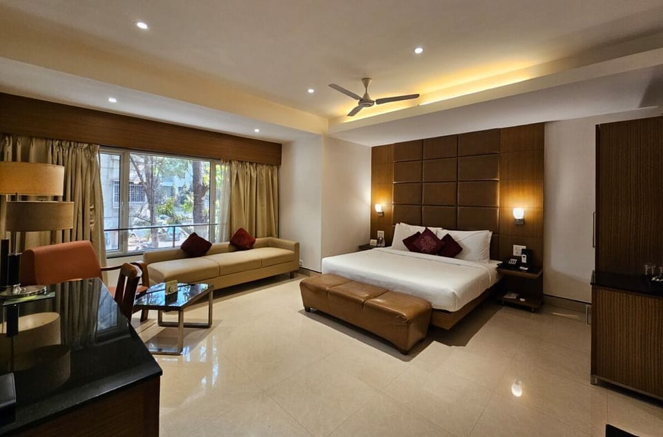 Classic Suite, 1 King Bed, City View | Minibar, in-room safe, desk, laptop workspace