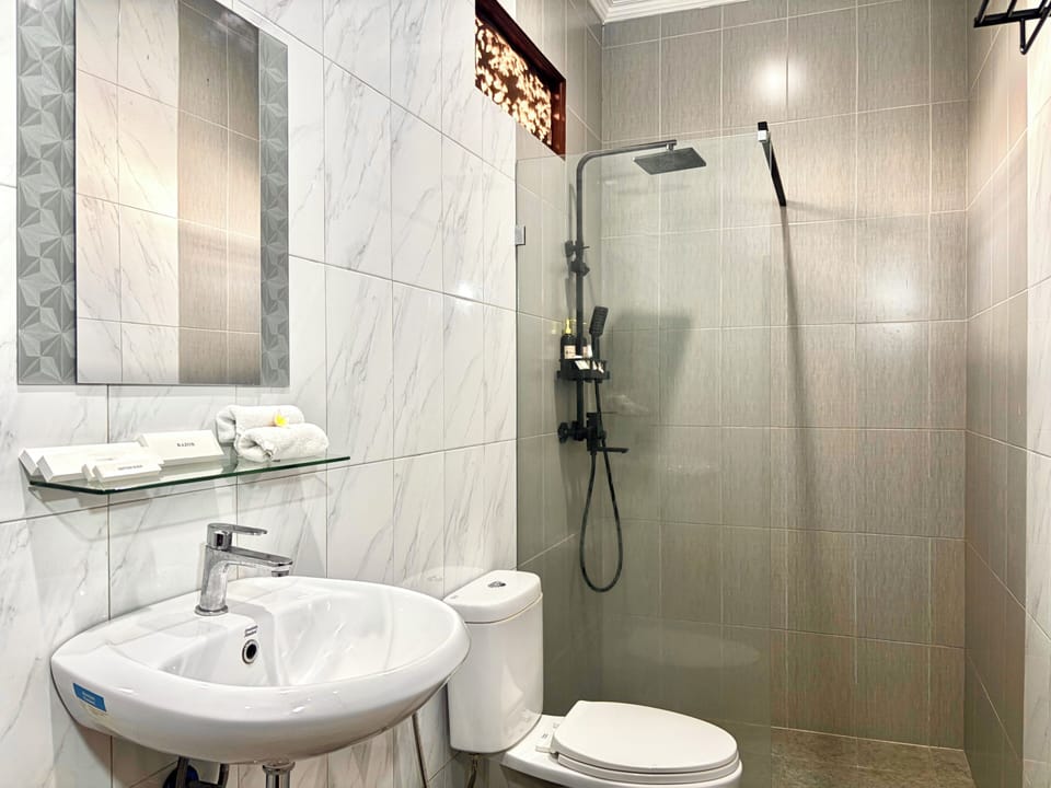 Superior Room, Lanai | Bathroom | Shower, free toiletries, hair dryer, towels