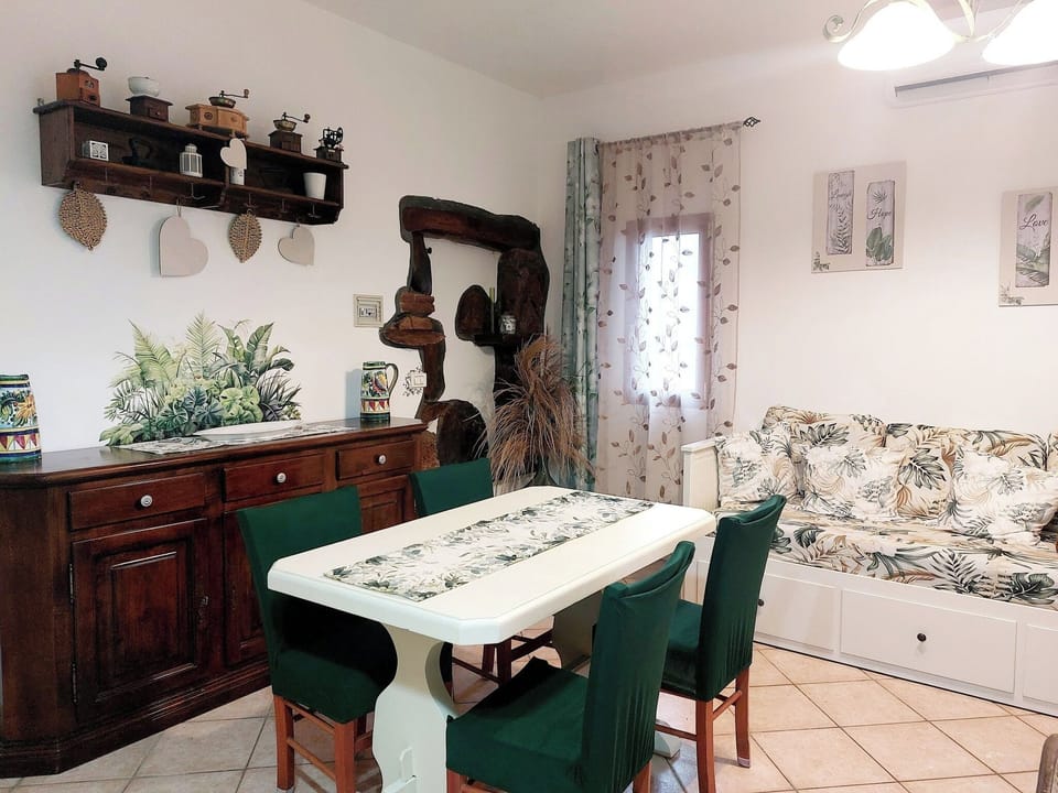 Apartment, 1 Bedroom, Smoking, Patio | Dining room