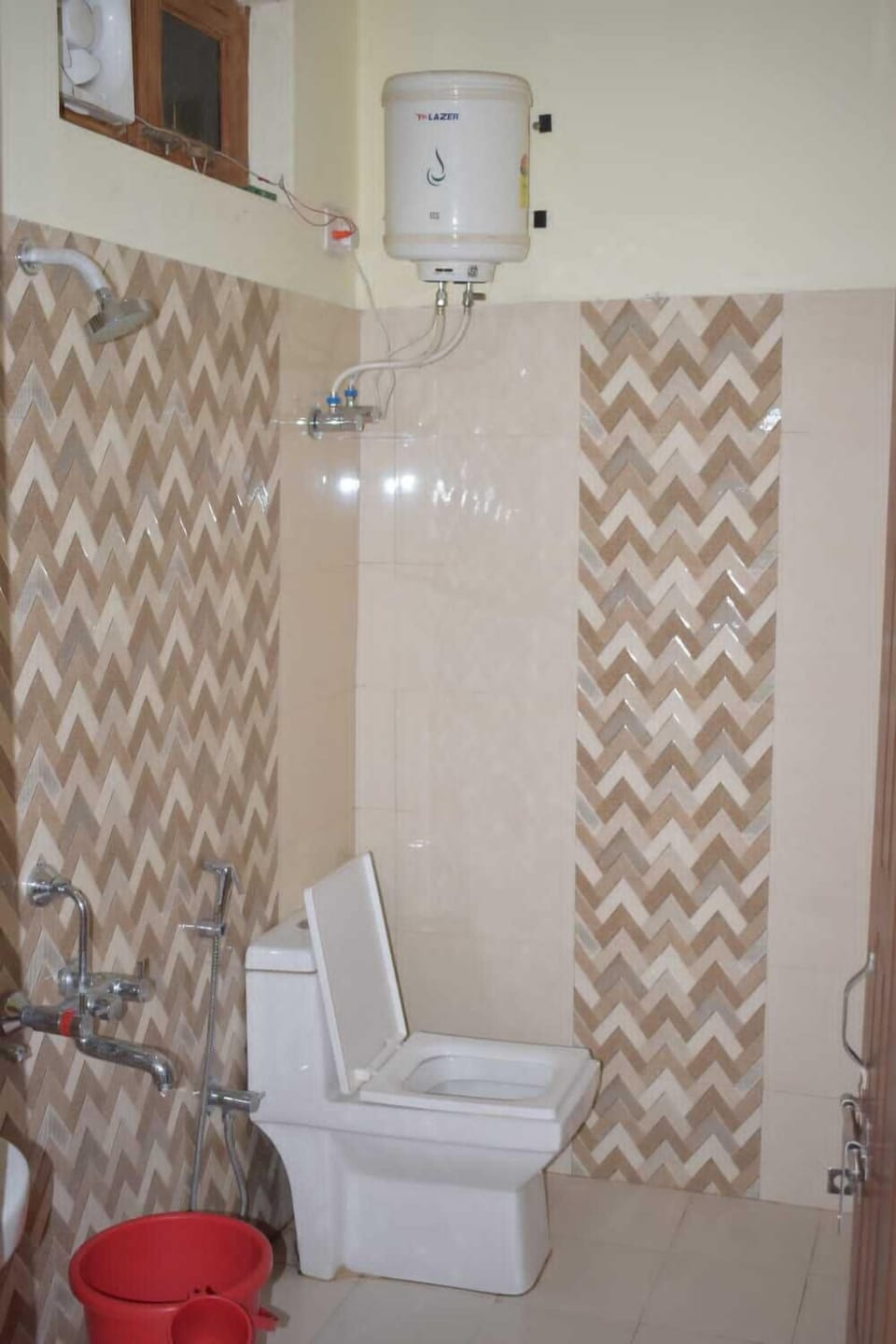 Family Room | Bathroom | Shower, free toiletries, towels, soap