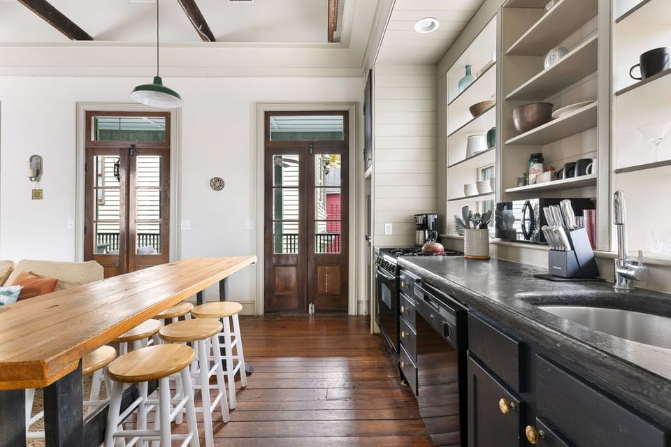 A space for good meals and better conversations.