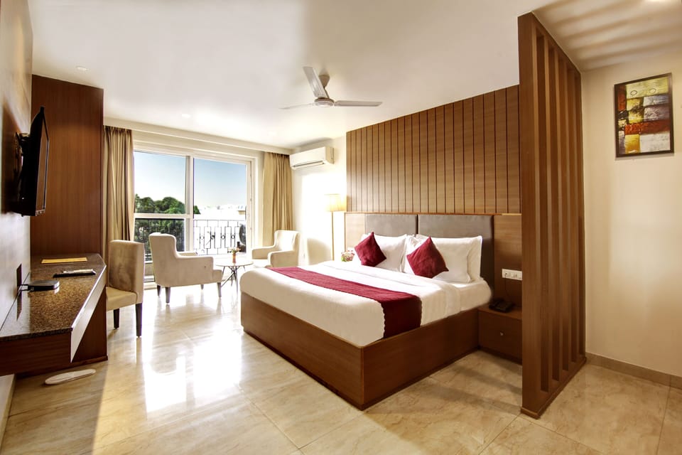 Deluxe Room with Kitchenatte | Premium bedding, memory foam beds, in-room safe, desk