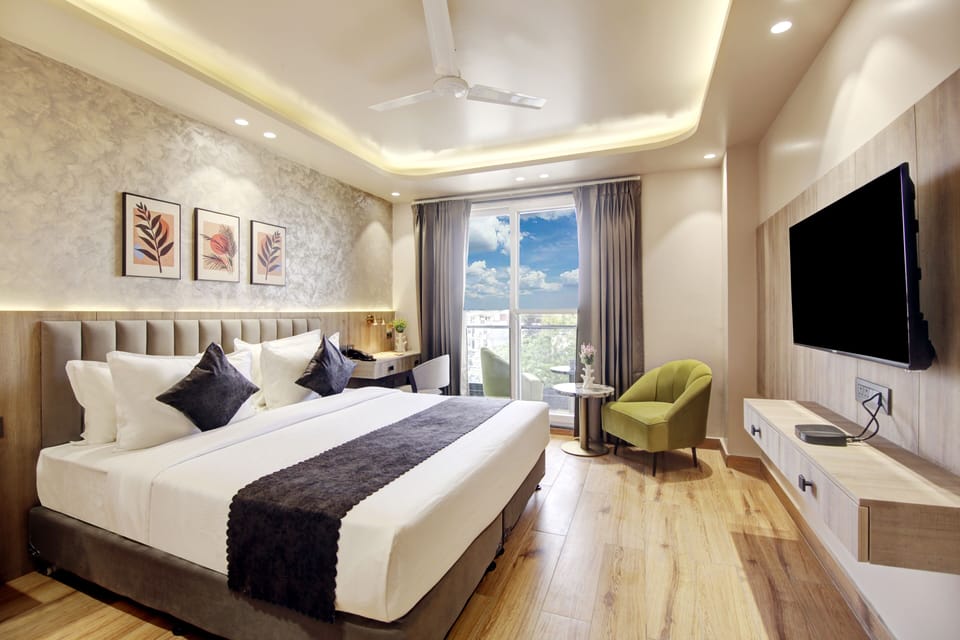 Superior Room Balcony with City View | In-room safe, desk, laptop workspace, soundproofing