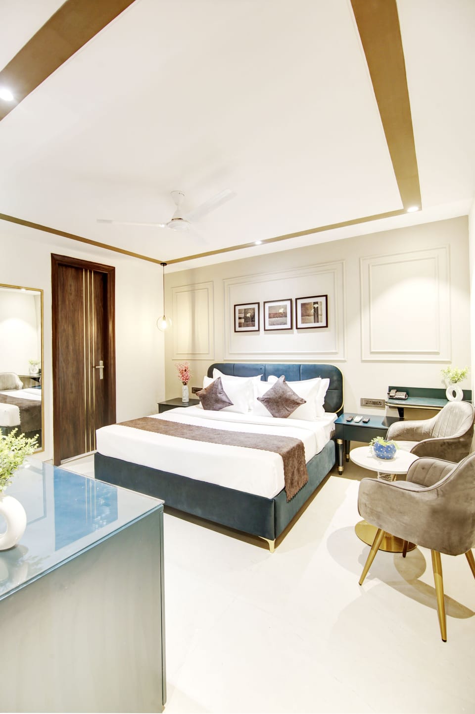Premium bedding, in-room safe, desk, laptop workspace