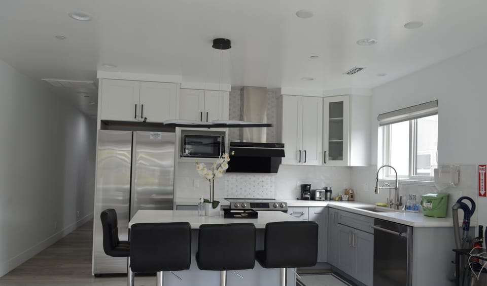 Deluxe House | Private kitchen | Full-size fridge, microwave, oven, stovetop