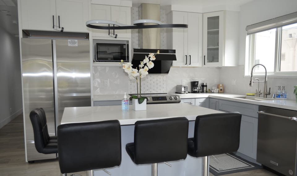 Deluxe House | Private kitchen | Full-size fridge, microwave, oven, stovetop