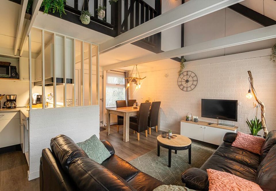 Bungalowpark Simpelveld – Alpha 67 Living room kitchen dining table