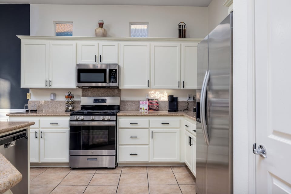 4 - Kitchen with gas stovetop, fridge with water and ice maker