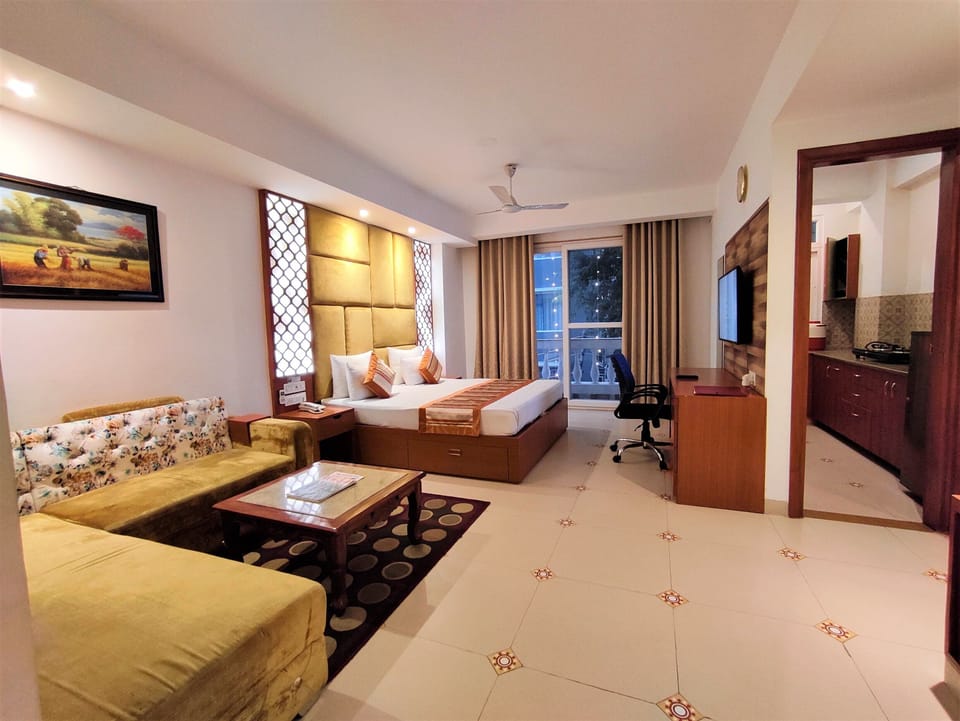 Family Suite, Balcony | Premium bedding, memory foam beds, individually furnished, desk
