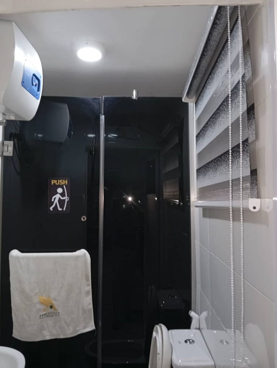 Luxury Room | Bathroom | Towels, soap, toilet paper